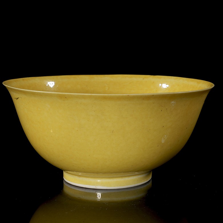 Small yellow-glazed porcelain bowl, Qing dynasty