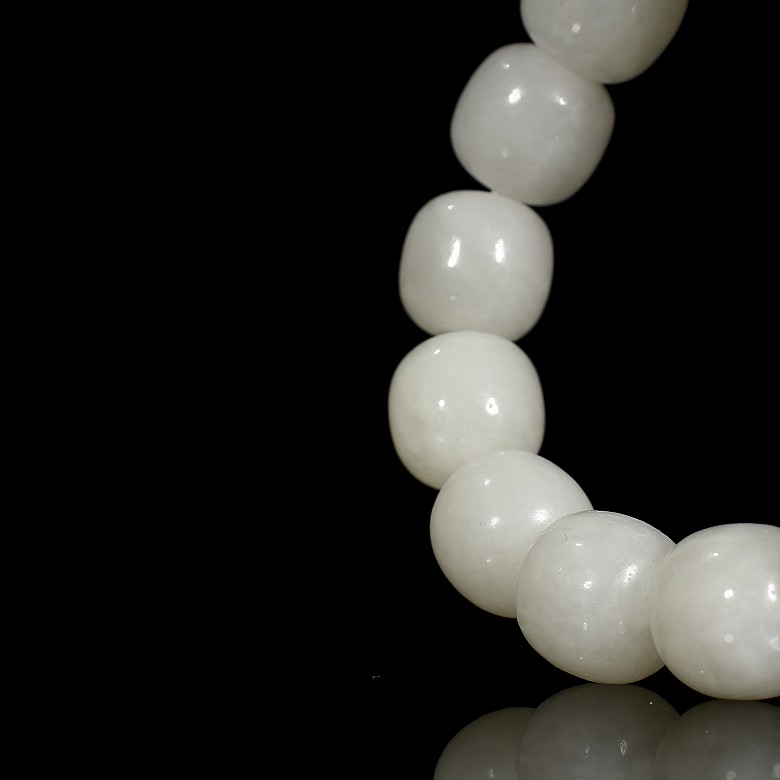 Fifteen-bead bracelet of carved white jade, Qing dynasty