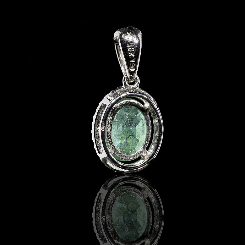 Pendant with emerald and diamonds in white gold