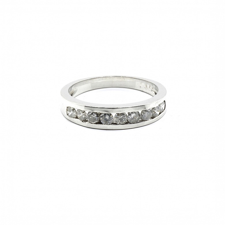 Ring in 18k white gold and diamonds.