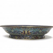 Plato de cloisonné, con sello Qianlong.