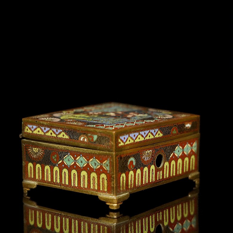 Pequeña caja de cloisonné, Asia, S.XX