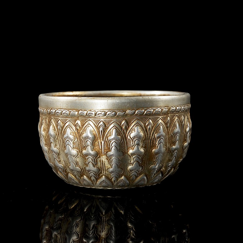 Embossed silver bowl, Qing dynasty