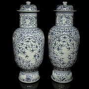 Pair of large vases with dragons, 20th century