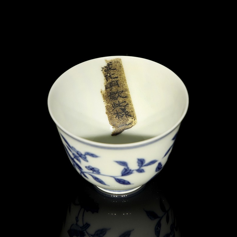 Small blue-and-white porcelain ‘Birds’ cup, Qing dynasty