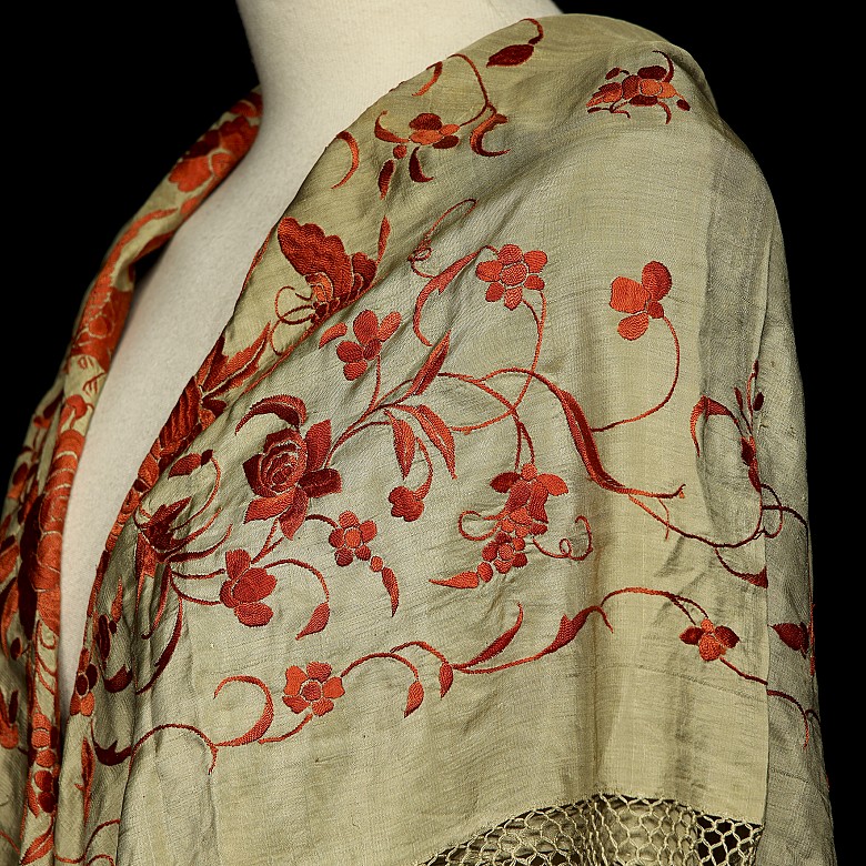 Embroidered silk Manila shawl ‘Roses’, 19th century