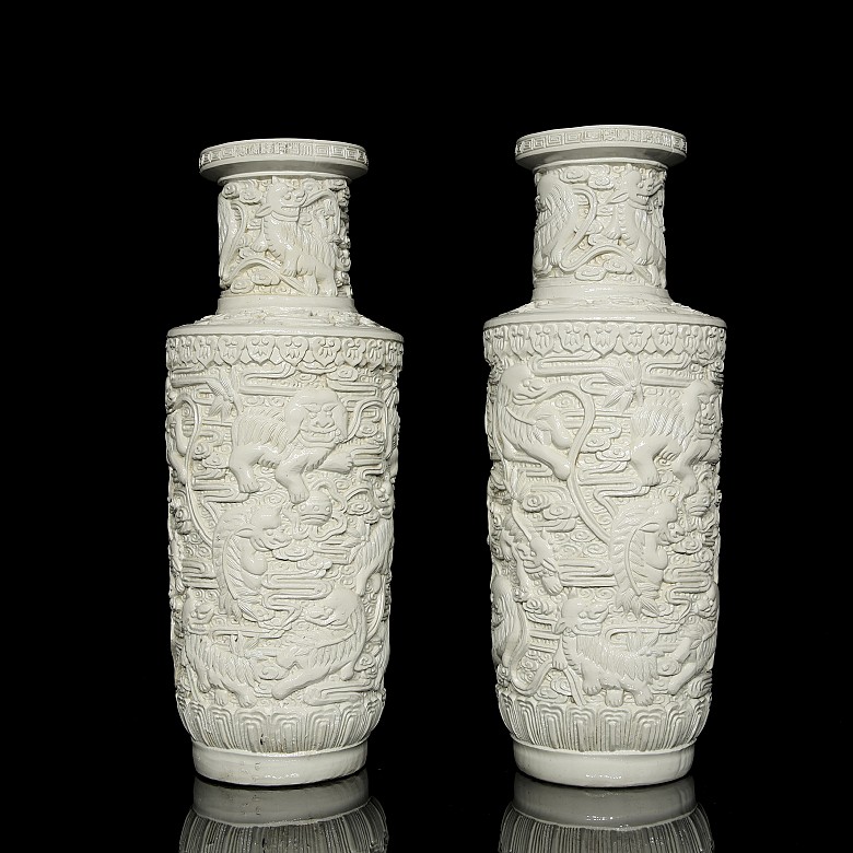 Pareja de jarrones de porcelana blanca, dinastía Qing