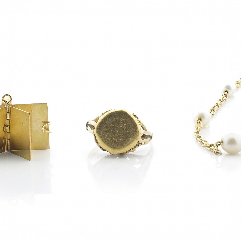 Three-piece set in 18k yellow gold