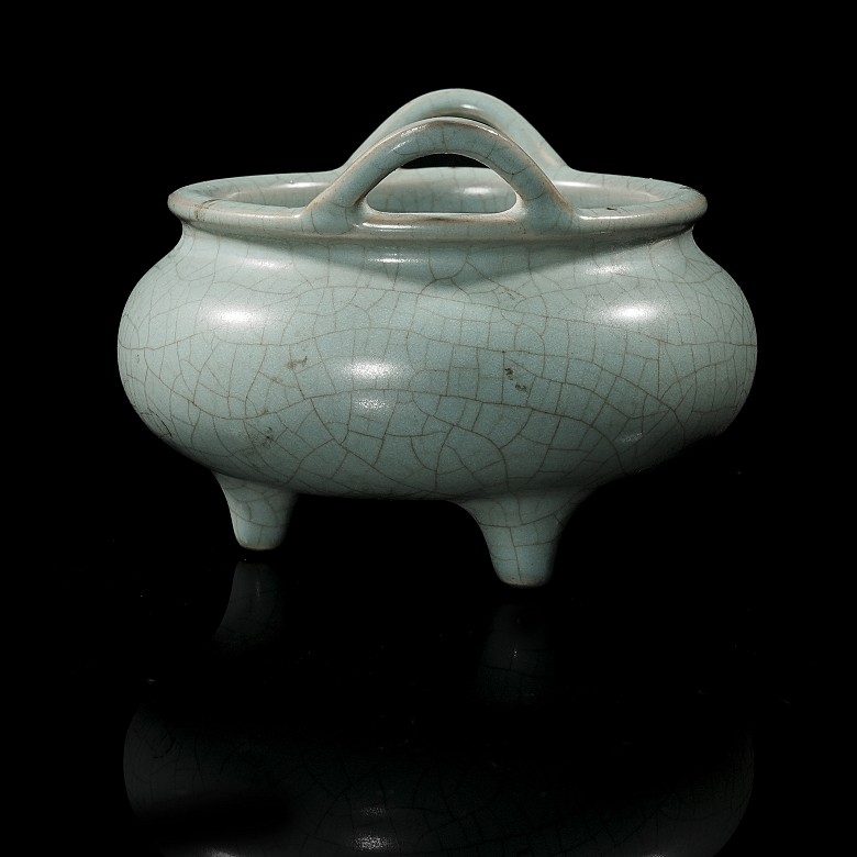 Celadon-glazed ceramic tripod censer, Song dynasty